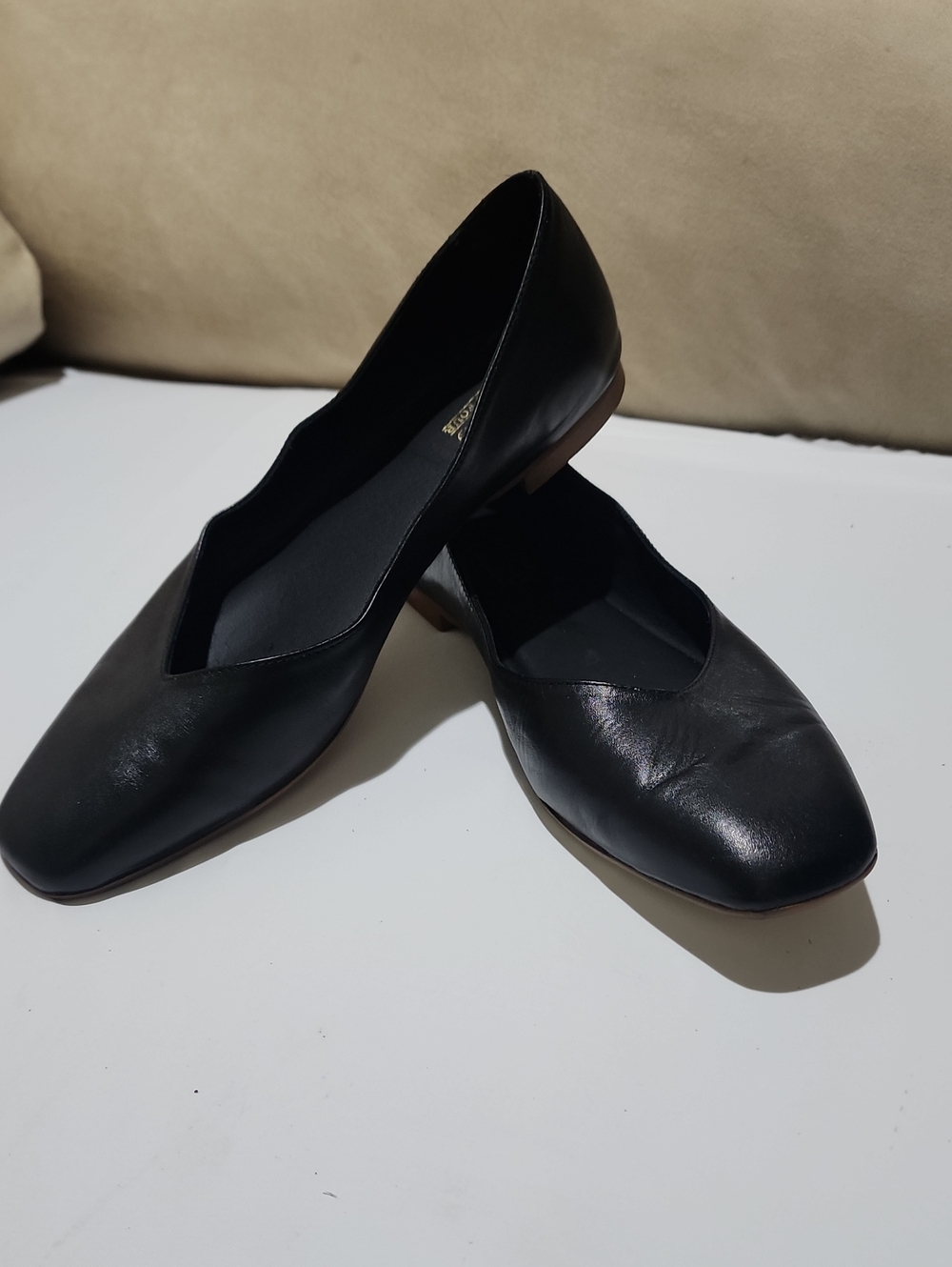 New Condition Coach and Four Black Leather Women's V‑Toe Flats - Picture 3 of 5